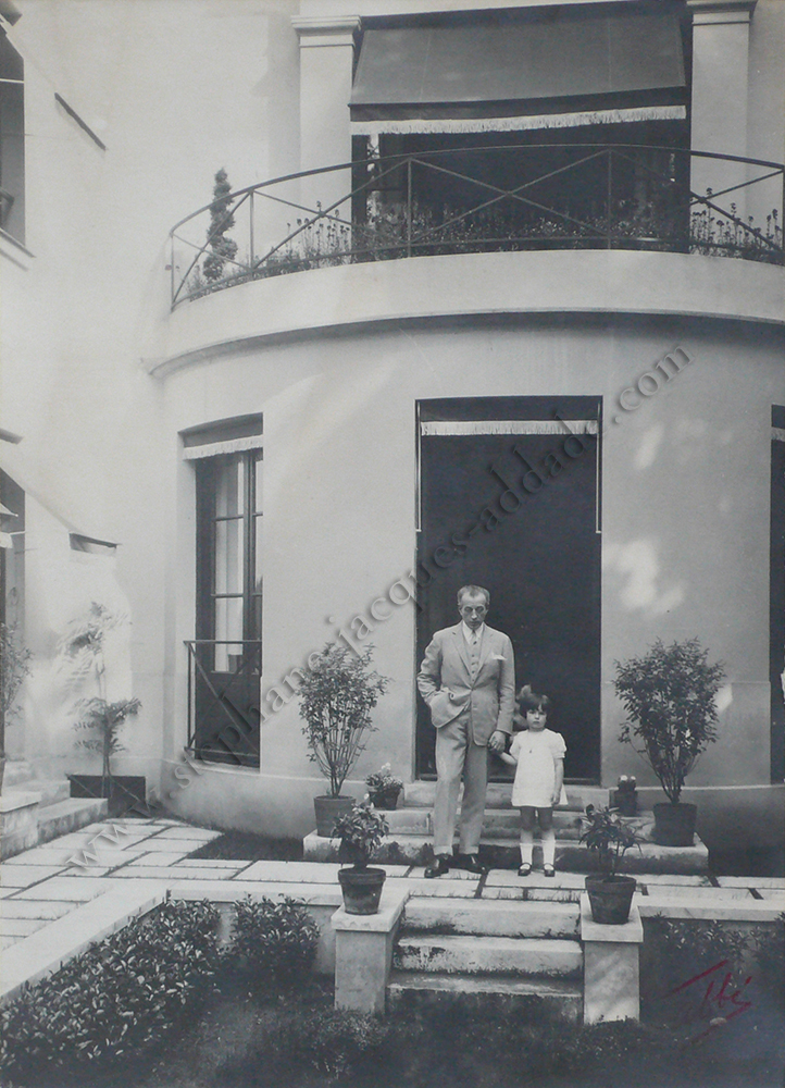 James E. Abbe - Bernard B. de Monvel et sa fille Sylvie devant lâ€™avant-corps en demi-lune de son hÃ´tel parisien. 1927