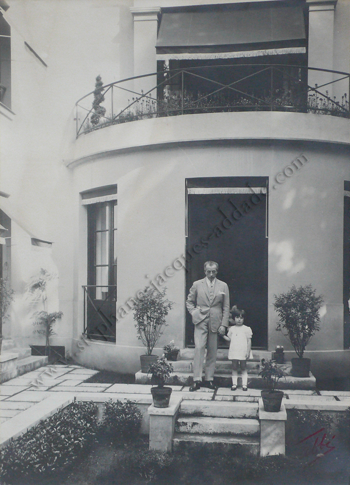 James E. Abbe - Bernard B. de Monvel et sa fille Sylvie devant l’avant-corps en demi-lune de son hôtel parisien. 1927