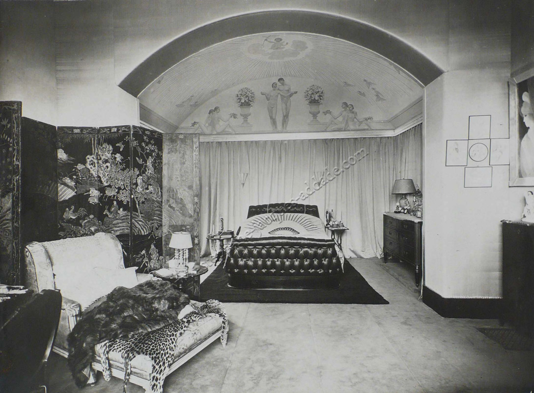  Anonyme - La chambre à coucher de Jane Renouardt à Saint -Cloud dont Bernard Boutet de Monvel peignit le tympan d’alcôve en 1924 - 1925