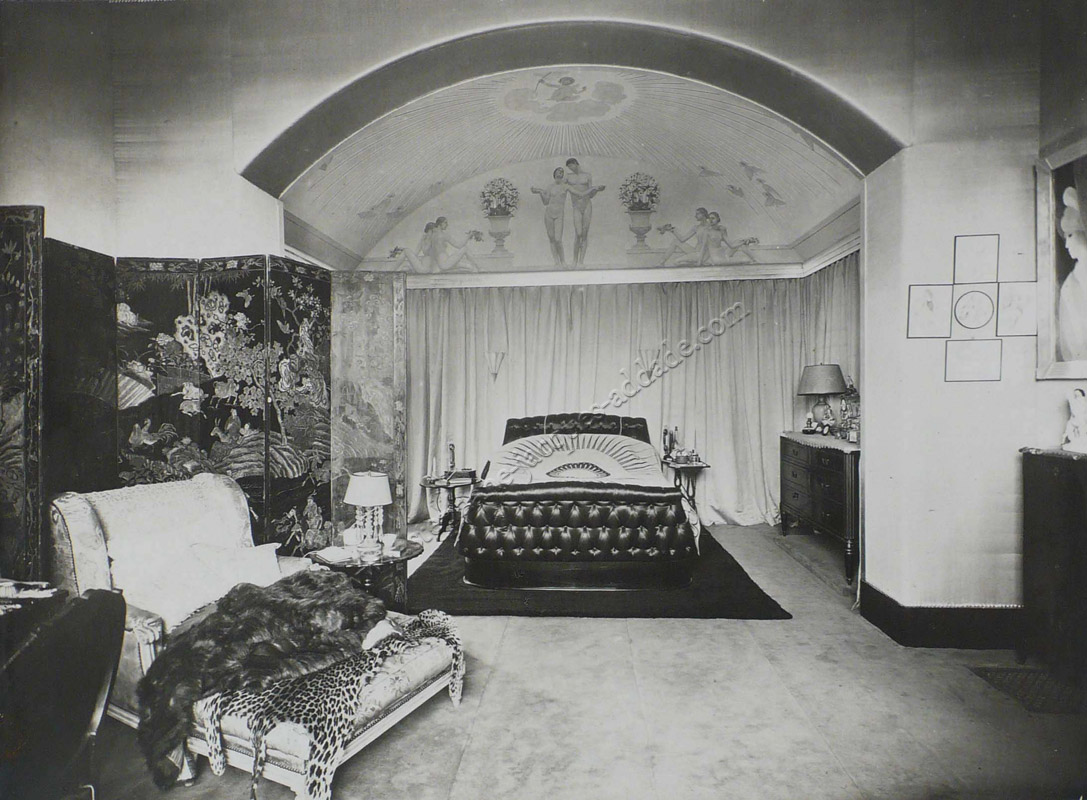 Anonymous - Jane Renouardt’s bedroom in Saint Cloud for which Bernard Boutet de Monvel painted the tympan alcove in 1924 - 1925