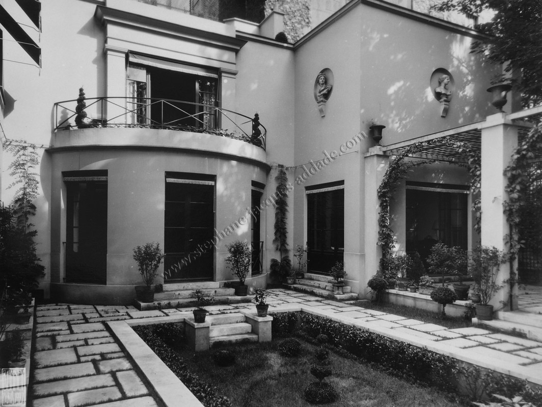  Thérèse Bonney - La maison parisienne de Bernard Boutet de Monvel et son jardin créés par Louis Süe 1927