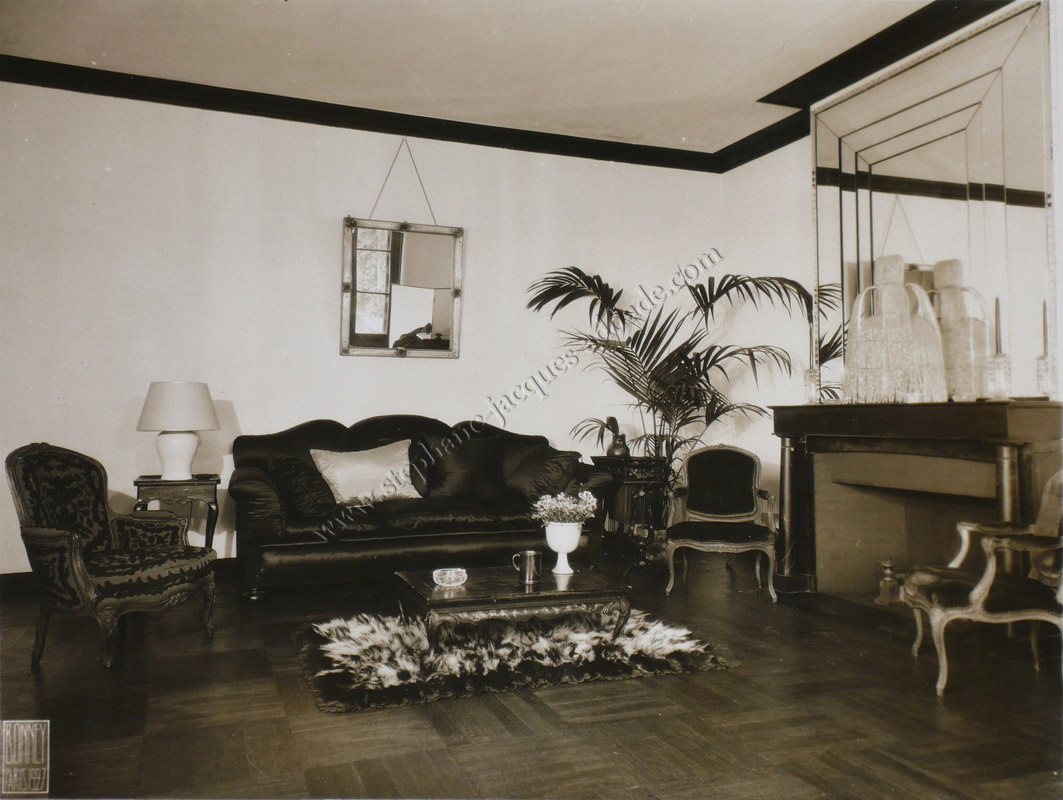  Thérèse Bonney - Le grand salon. Glace de cheminée par Louis Süe et fontaine lumineuse par La Compagnie des Arts Français 1927