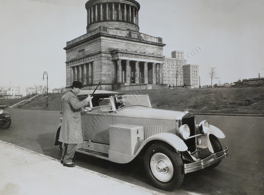  Anonyme - Photographie publicitaire montrant Bernard B. de Monvel et son Hupmobile dans Central Park - 27décembre 1928